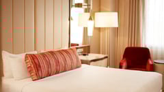 Concierge-King-detail-view-of-main-room-bed_q085_1920x1080